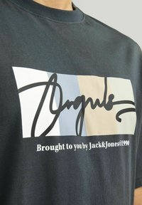 Jack & Jones RUNDHALS - Camiseta estampada - forest river