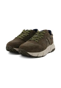 Par de zapatillas de ante y tela marrones con cordones en verde oliva y suelas blancas gruesas, mostradas en ángulo sobre un fondo blanco.