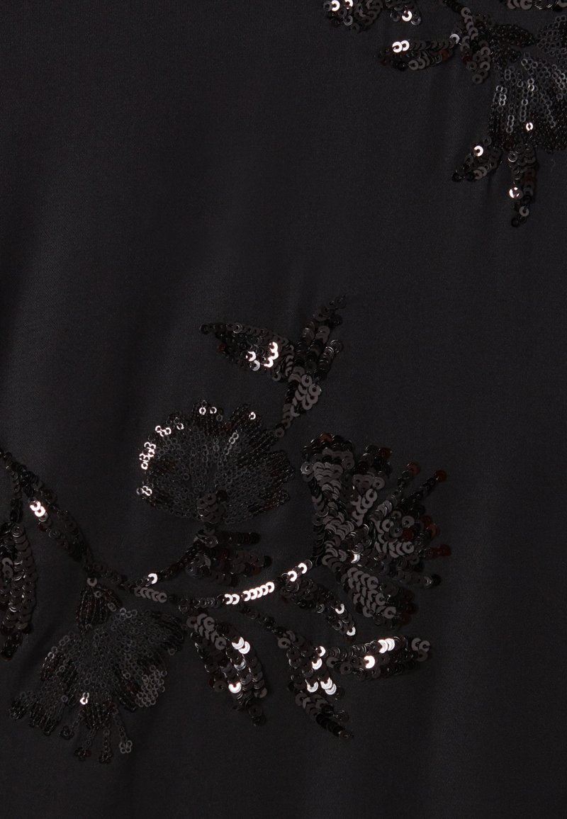 Schwarzer Stoff mit kunstvollen Blumenmustern, die aus glänzenden schwarzen Pailletten bestehen und dem Design Textur und Tiefe verleihen.