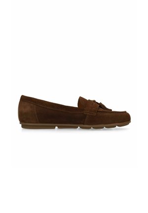 Bruine suède loafer met een lage rubberen zool en kwastdetail aan de voorkant, zijaanzicht tegen een witte achtergrond.