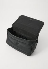 Schwarze Nylon-Schultertasche mit Klappenverschluss, Innenreißverschlussfach und glatter Textur. Verfügt über einen Druckknopfverschluss und ein vielseitiges Design.