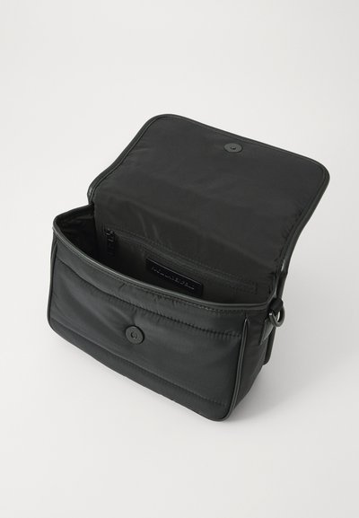 Sac à épaule en nylon noir avec fermeture à rabat, poche intérieure zippée et texture lisse. Comprend un bouton-pression et un design polyvalent.
