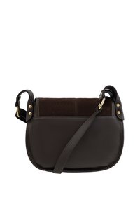 Hnedá kožená taška na rameno s mäkkou tmavohnedou semišovou panelou navrchu, obsahujúca dlhý nastaviteľný popruh a kovové akcenty z mosadze.