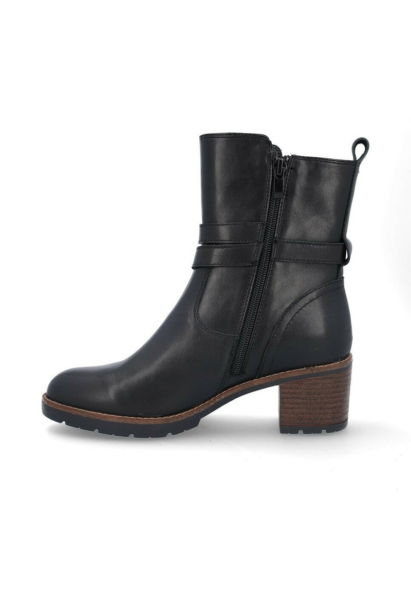 Botín de piel negra hasta el tobillo con cremallera lateral, puntera redonda y tacón de madera apilada. Presenta dos correas decorativas en la parte frontal.