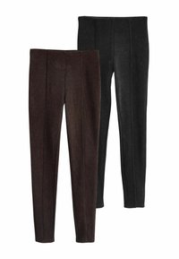 Twee paren slim-fit broeken: één donkerbruin en één donkergrijs. Beide hebben een geribbelde textuur en verticale naaddetails.