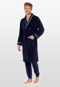 Accappatoio in pile blu navy con strisce bianche su colletto e maniche, dotato di cintura, tasche laterali e pantaloni coordinati. Tessuto morbido.