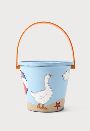 Jasnoniebieskie wiadro z pomarańczowym uchwytem, ozdobione białą gęsią, czerwonym rozgwiazdą, chmurą i akcentami sceny plażowej.