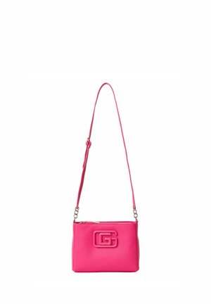 Borsa a tracolla in pelle rosa con superficie testurizzata, dotata di un logo prominente sul davanti e di una sottile tracolla regolabile.