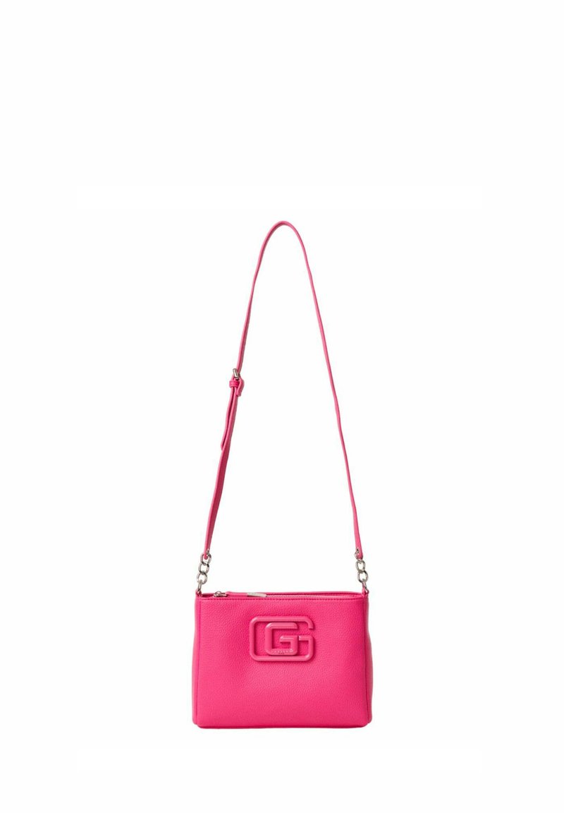 Borsa a tracolla in pelle rosa con superficie testurizzata, dotata di un logo prominente sul davanti e di una sottile tracolla regolabile.
