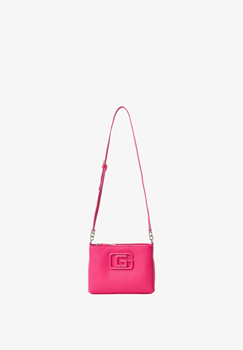 Borsa a tracolla in pelle rosa con superficie testurizzata, dotata di un logo prominente sul davanti e di una sottile tracolla regolabile.