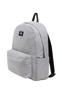 Grå tygryggsäck med en strukturerad yta, svarta remmar, framficka och en liten logotyp-patch. Rundad topp och rymlig huvudfack.