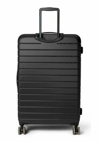 Valise rigide noire avec une surface texturée, des rainures verticales, une poignée rétractable et quatre roues pour faciliter la mobilité.