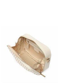 Beige leren tas met een ingewikkeld gevlochten patroon aan de onderkant, ritsluiting en een binnenzak tegen een gladde voering.