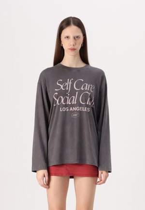 Oversized Long-Sleeve Self Care Social Club Graphic Tee - Ilgarankovis viršutinės dalies drabužis - grey