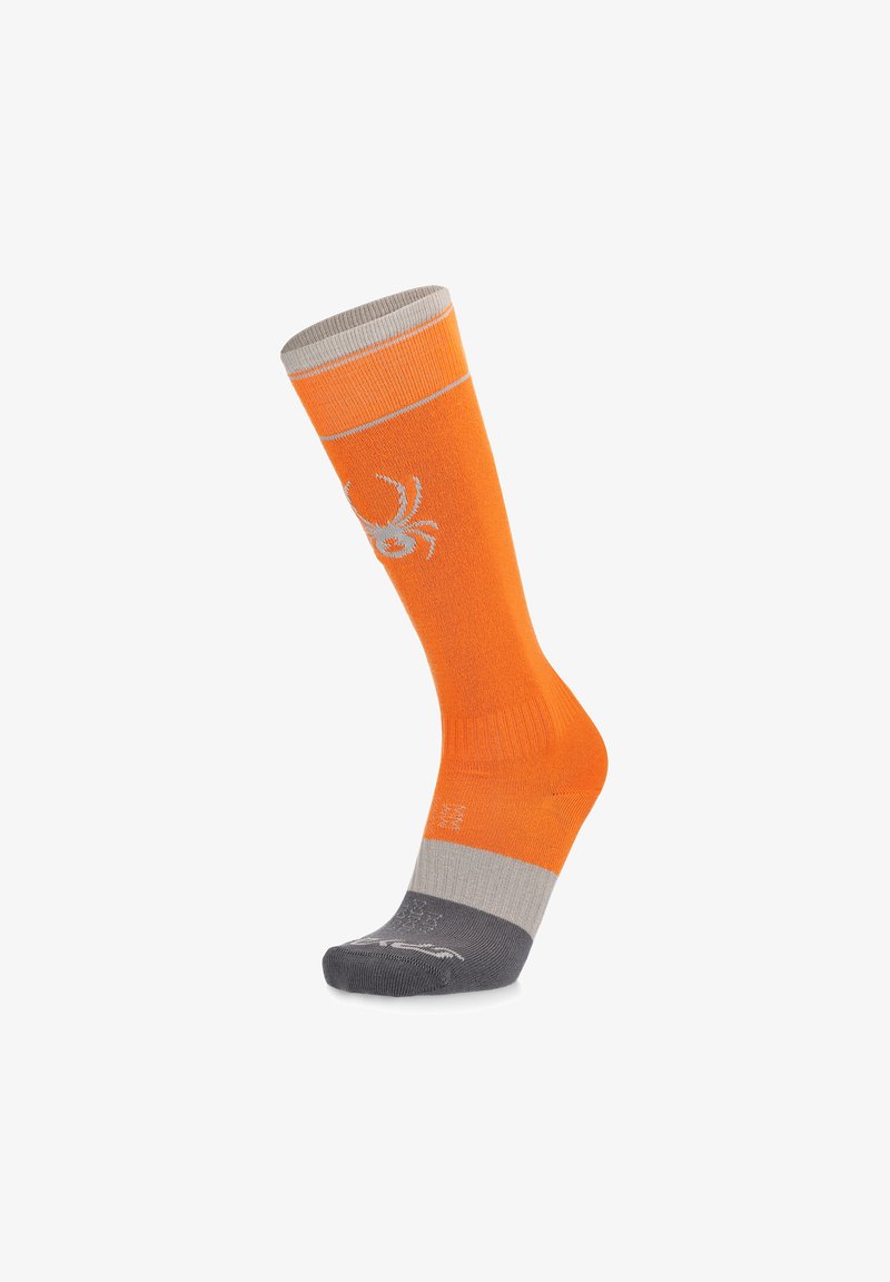 Chaussette orange à hauteur de genou avec des accents gris clair et gris foncé au niveau des orteils et de la cheville, présentant un logo de spider blanc sur le mollet.