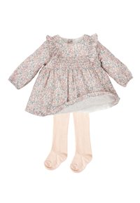 Vestido floral en rosa y azul con mangas acampanadas y cuerpo fruncido, combinado con pantys ligeros rosa a juego. Tejido de algodón suave.