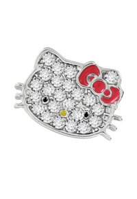 Spilla di Hello Kitty con contorno in tonalità argento, ricoperta di cristalli trasparenti, con fiocco rosso e dettaglio del naso giallo.