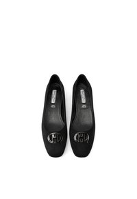 Ballerine in suede nero con design a punta quadrata. Accento metallico notevole sul davanti, con una finitura interna liscia.