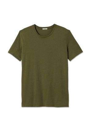 T-shirt olive vert à manches courtes en tissu doux, avec un col rond classique et une coupe décontractée, sans motifs ni accents visibles.