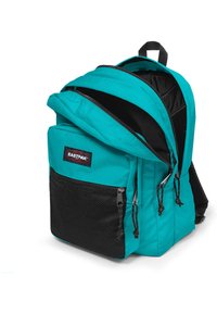 Turkos Eastpak-ryggsäck med flera fickor med dragkedja, inklusive en främre svart nätficka och vadderade axelremmar.
