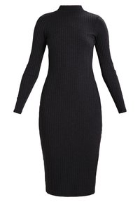 Långärmad svart ribbad klänning med hög hals, figursydd silhuett och knälång fåll. Mjuk textur med vertikala ränder genom hela plagget.
