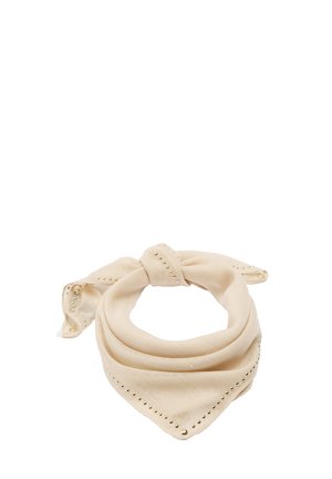 Beżowy trójkątny szalik z złotymi ćwiekami wzdłuż krawędzi, zawiązany na supeł u góry, prezentowany na białym tle.