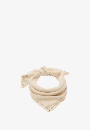 Beżowy trójkątny szalik z złotymi ćwiekami wzdłuż krawędzi, zawiązany na supeł u góry, prezentowany na białym tle.