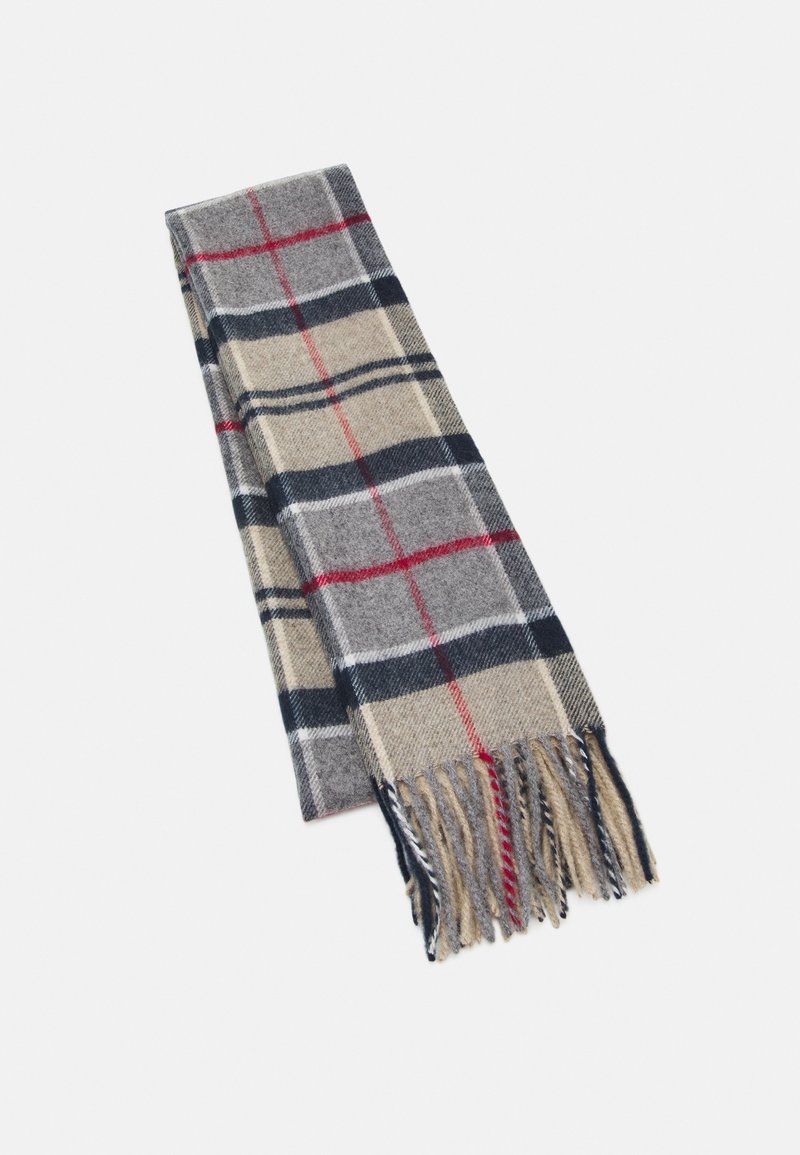 Écharpe en laine pliée avec un motif à carreaux beige, gris, noir et rouge et des extrémités frangées sur fond blanc.