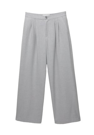 Helle graue, weit geschnittene Hose aus strukturiertem Stoff; mit Falten an der Vorderseite und einem einzigen Knopfverschluss am Bund.