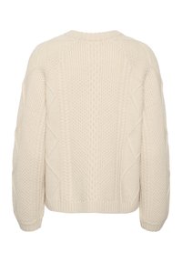 Cremefarvet strikket sweater med et kabelmønster, der har rund halsudskæring, nedfaldne skuldre samt ribbede manchetter og kant.