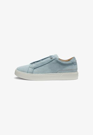 Lichtblauwe suède sneaker zonder zichtbare veters, crèmekleurige zool, laag model, zijaanzicht op witte achtergrond.