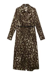 Hnědo-beige leopardí vzorované dlouhé šaty košilového střihu s límečkem, předním zapínáním na knoflíky, dvěma náprsními kapsami a černým páskem v oblasti pasu.