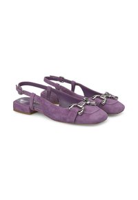 Scarpe slingback in suede viola con tacco basso a blocco, caratterizzate da un accento in catena argentata sulla punta e una fascia regolabile per una vestibilità sicura.