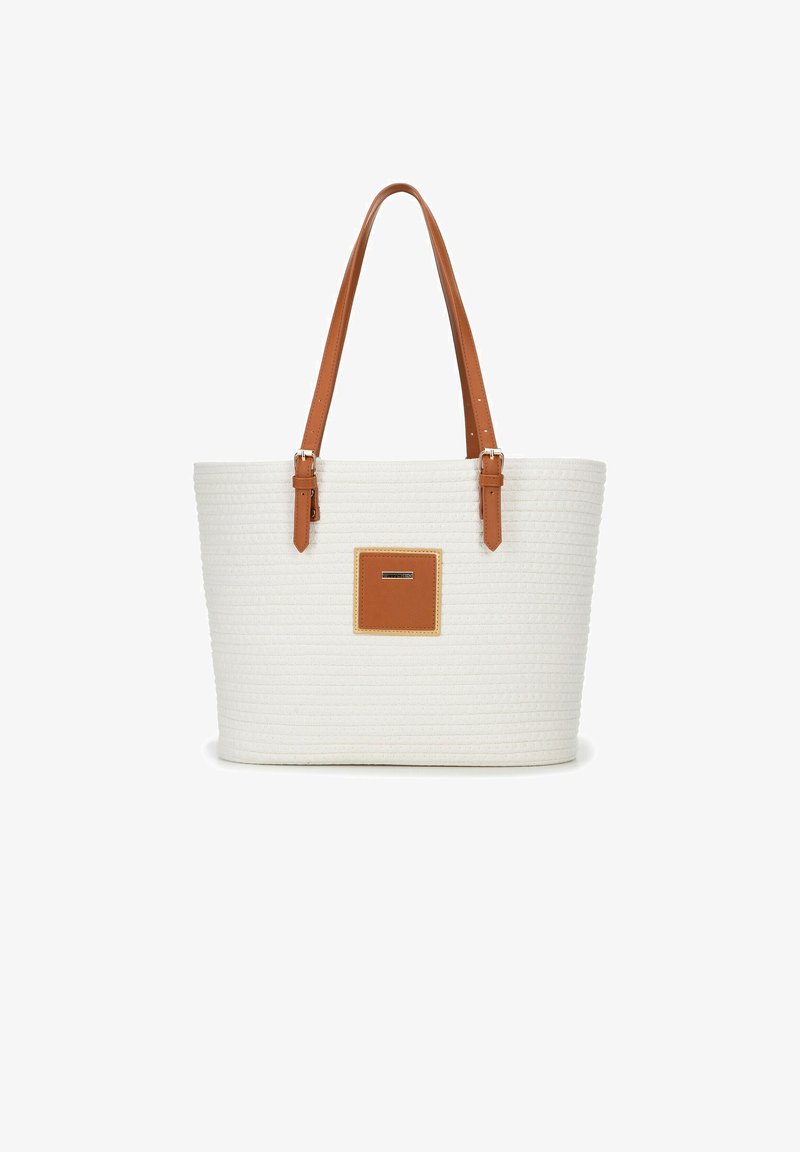 Borsa tote bianca texturizzata con manici in pelle marrone e un rettangolo quadrato in pelle marrone sul davanti, caratterizzata da sottili dettagli di cucitura.