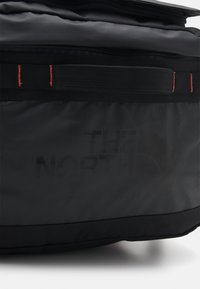The North Face BASE CAMP VOYAGER DUFFEL 62L UNISEX - Borsa per lo sport - asphalt grey-radiant orange