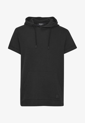 Kortærmet sort hoodie i tekstureret stof, med en lomme på fronten, snøre i hætten og logo på kanten.