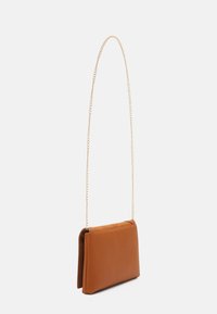 Bolso de hombro de cuero marrón con un diseño plano, que presenta una correa de cadena dorada y una silueta minimalista. Textura suave y sin patrones visibles.