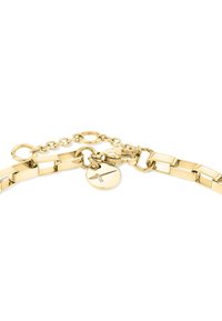 Bracelet en métal doré avec des maillons entrelacés et un charme texturé. Il dispose d'un fermoir et d'une chaîne ajustable pour un ajustement de taille.