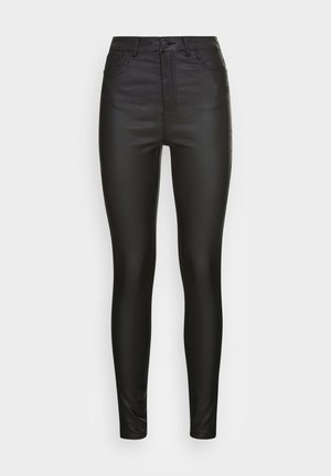 Pantalons en faux cuir noir taille haute, avec une coupe ajustée, présentant des poches avant et une fermeture à bouton. Texture lisse et design épuré.