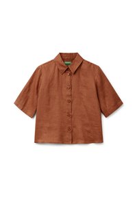Camicia di lino cropped marrone con maniche corte, colletto a punta e sei bottoni frontali su uno sfondo bianco.