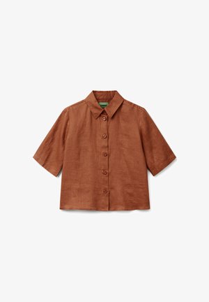 Brązowa, krótka lniana koszula z krótkimi rękawami, wydłużonym kołnierzykiem i sześcioma guzikami z przodu na białym tle.