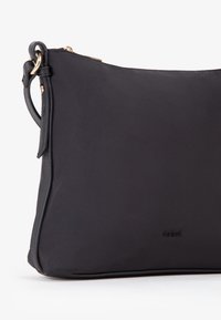 Borsa a pochette in vera pelle nera con una texture liscia, design minimalista, chiusura con zip e un logo discreto sul lato. Presenta una tracolla staccabile.