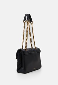 Borsa a tracolla in pelle nera con design trapuntato, cinturini a catena dorati e forma strutturata. Presenta una texture liscia e un sottile logo del marchio alla base.