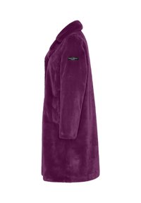 Abrigo de piel sintética morado con cuello clásico, bolsillos laterales y un parche con el logo en la manga izquierda. Textura suave y diseño de longitud media.