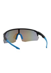 Occhiali da sole sportivi con montatura nera, dettagli blu e lenti specchiate. Il design presenta una forma avvolgente e naselli regolabili.