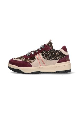 Vetersneaker met een mix van bordeauxrood suede en dierenprintstof. Voorzien van zwart-wit gestreepte veters en een gestructureerde rubberen zool.
