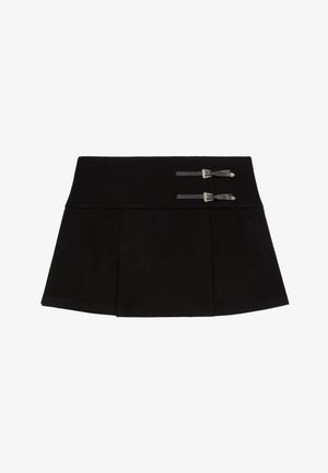 Saia preta mini com cintura alta, apresentando duas fivelas de prata decorativas no lado direito e pregas sutis ao longo da barra.