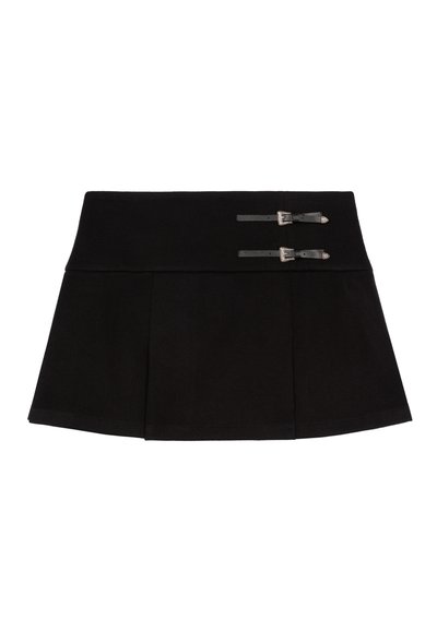Čierna mini sukňa s vysokým pásom, s dvoma dekoratívnymi striebornými prackami na pravej strane a jemnými skladmi pozdĺž lemovania.