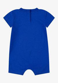 Blå kortermet romper med myk tekstur, med en rund krage og lukkes med knapper på baksiden. Enkel design som passer for spedbarn.