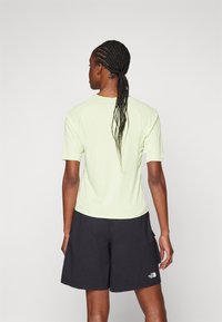 The North Face SUMMER LIGHTRANGE SUN PROTECTION - Tekninen t-paita - astro lime/misty sage